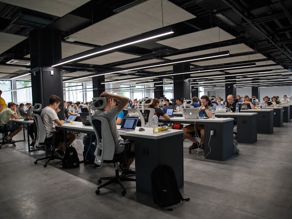 Oficina tecnológica moderna con equipamiento IT